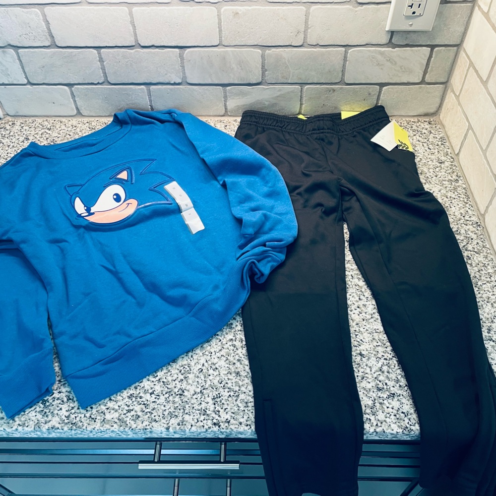 Sonic hedgehog outfit - size 8